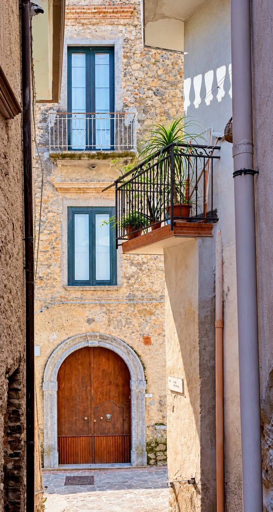The arched front door of Palazzo Musto, in the Pere Casale quarter of Acquavella
